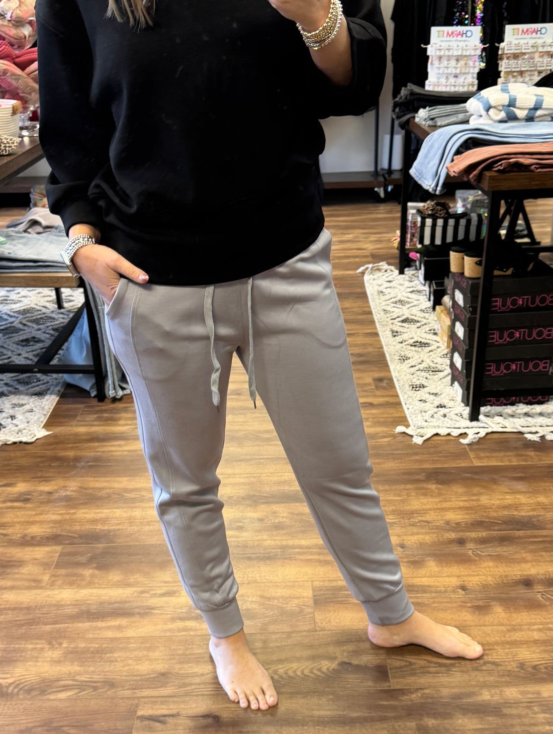 Quinnlee - Solid Cropped Scuba Sweatshirt  - Black