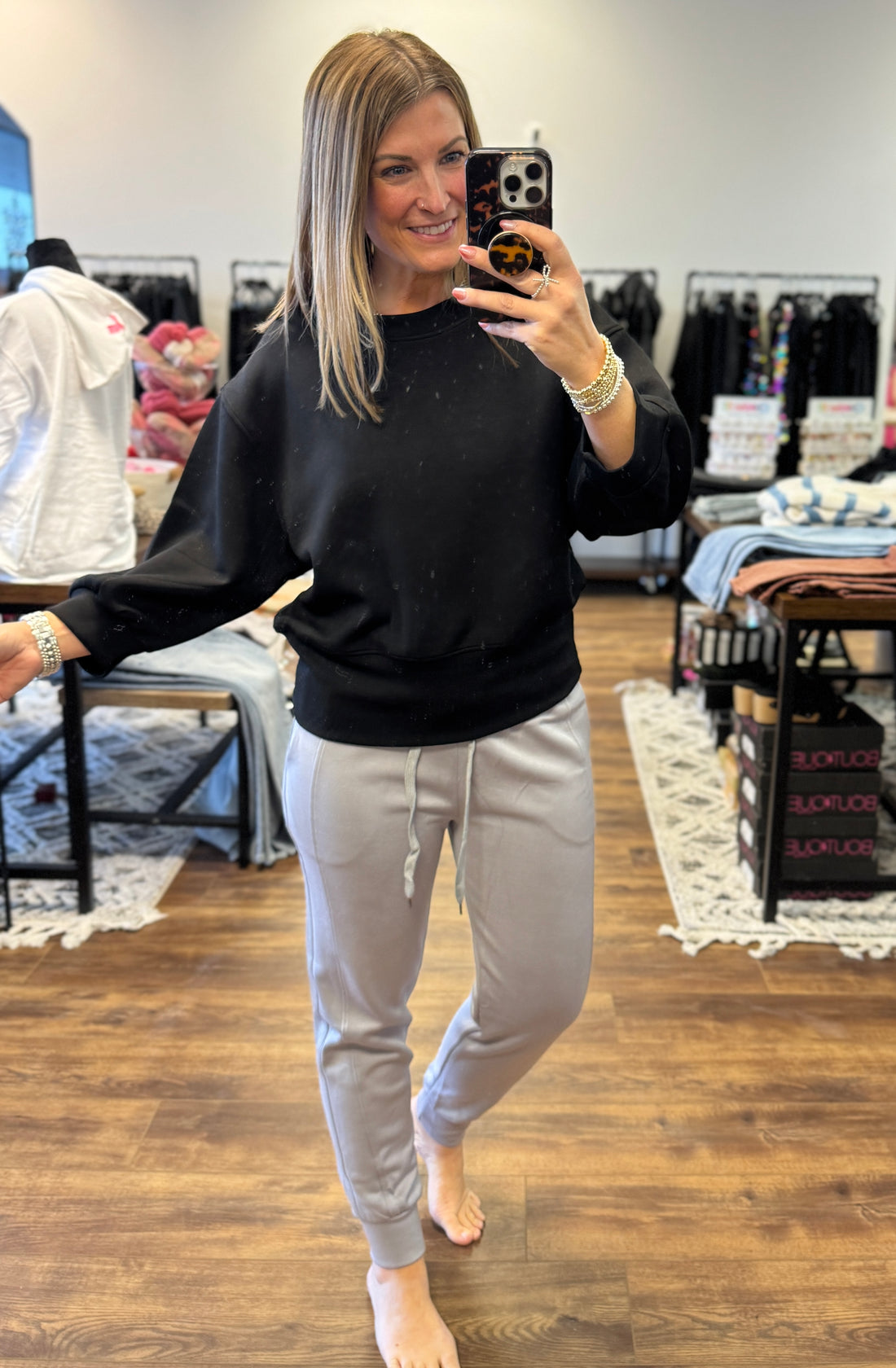 Quinnlee - Solid Cropped Scuba Sweatshirt  - Black