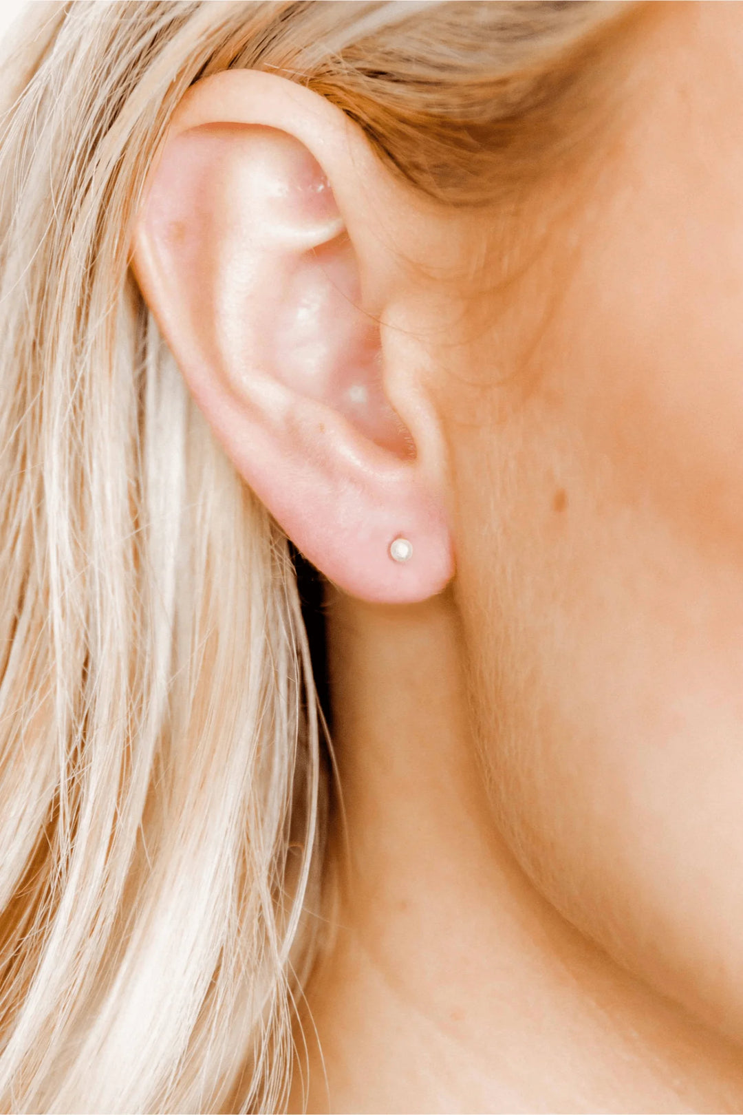 Linny Co - Payton Pearl 3mm Flat Back Earrings