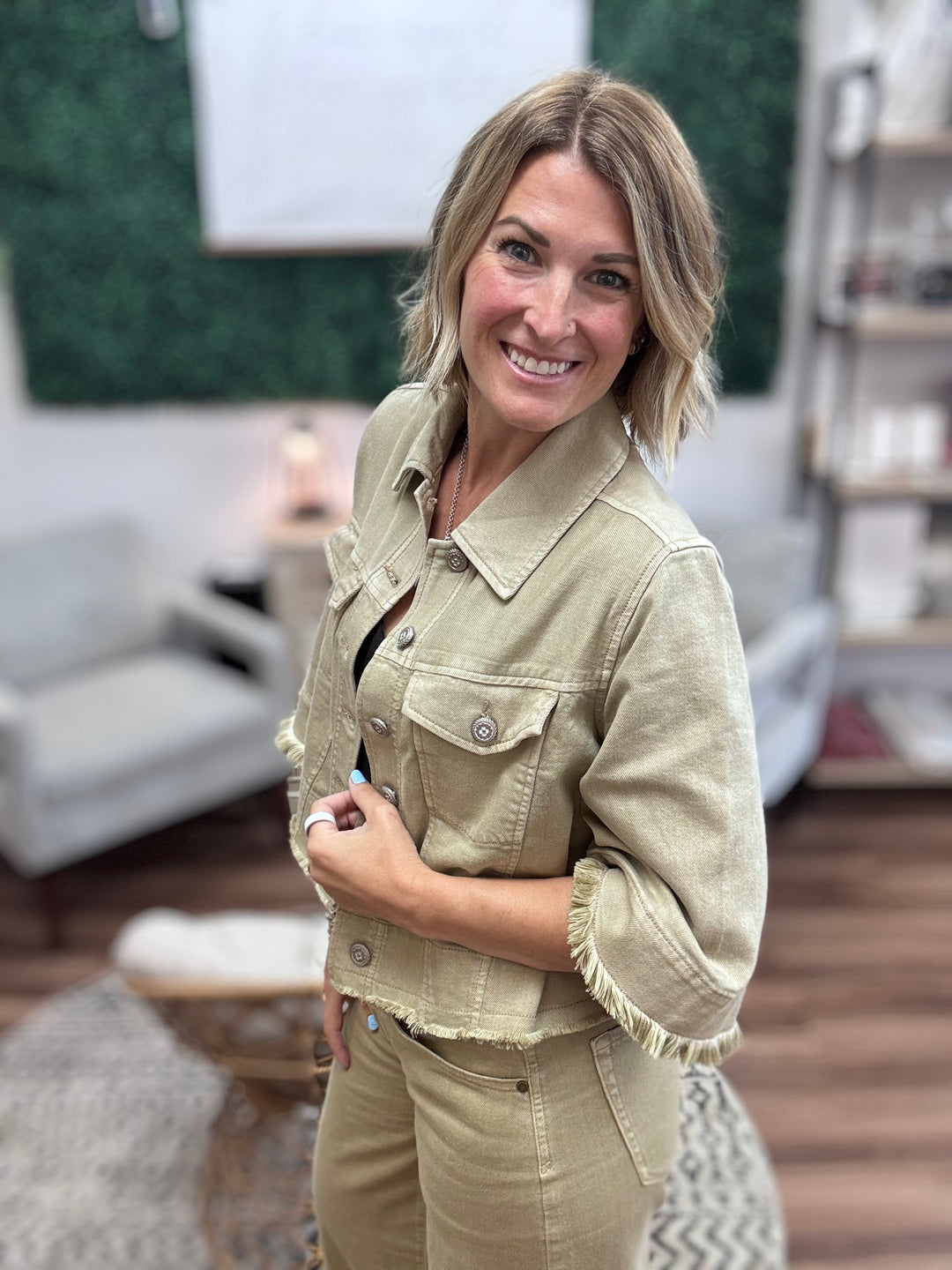 Liverpool - 3/4 Sleeve Frayed Flounce Jacket